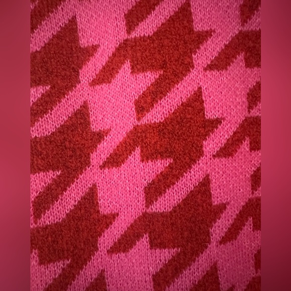 NWOT New Cliche Red and Pink Houndstooth Turtleneck Sweater - Picture 11 of 11